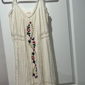 Midi dress with embroidery and lace.